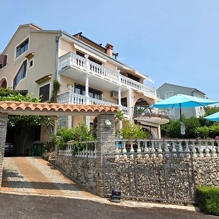 Fuer 2-3 Personen Mit Balkon Und Gemeinschaftspool By Interhome Apartamento Novi Vinodolski