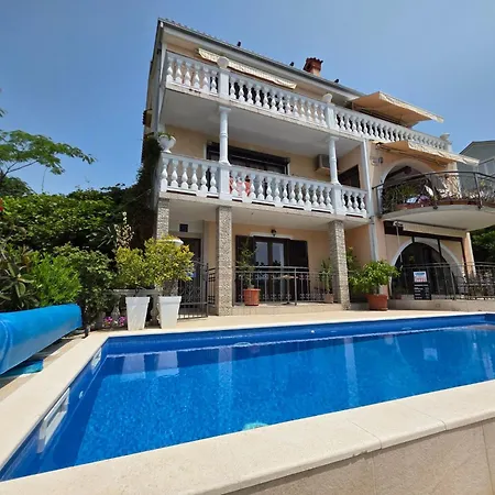 Fuer 2-3 Personen Mit Balkon Und Gemeinschaftspool By Interhome شقة