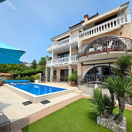 Διαμέρισμα Fuer 2-3 Personen Mit Balkon Und Gemeinschaftspool By Interhome Novi Vinodolski